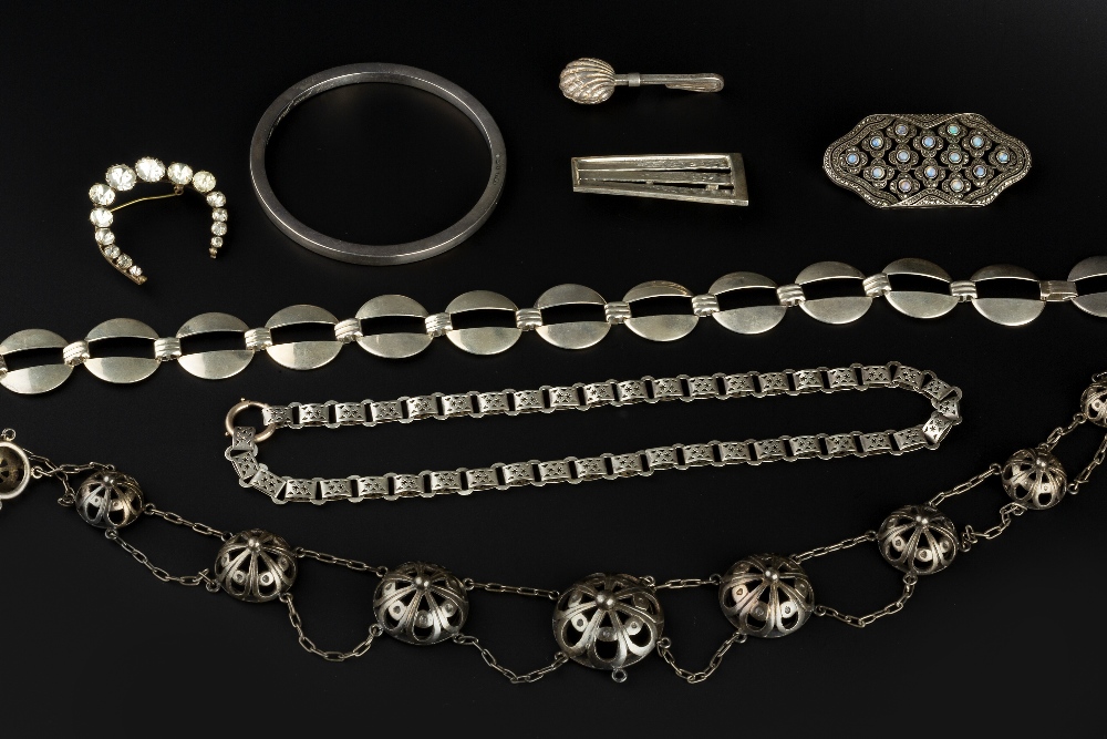 A COLLECTION OF JEWELLERY, to include a moss agate panel bracelet, a Victorian collar necklace, with - Image 2 of 2