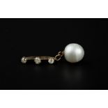 A DIAMOND AND FRESHWATER PEARL BROOCH/PENDANT, the single freshwater pearl drop surmounted by a trio