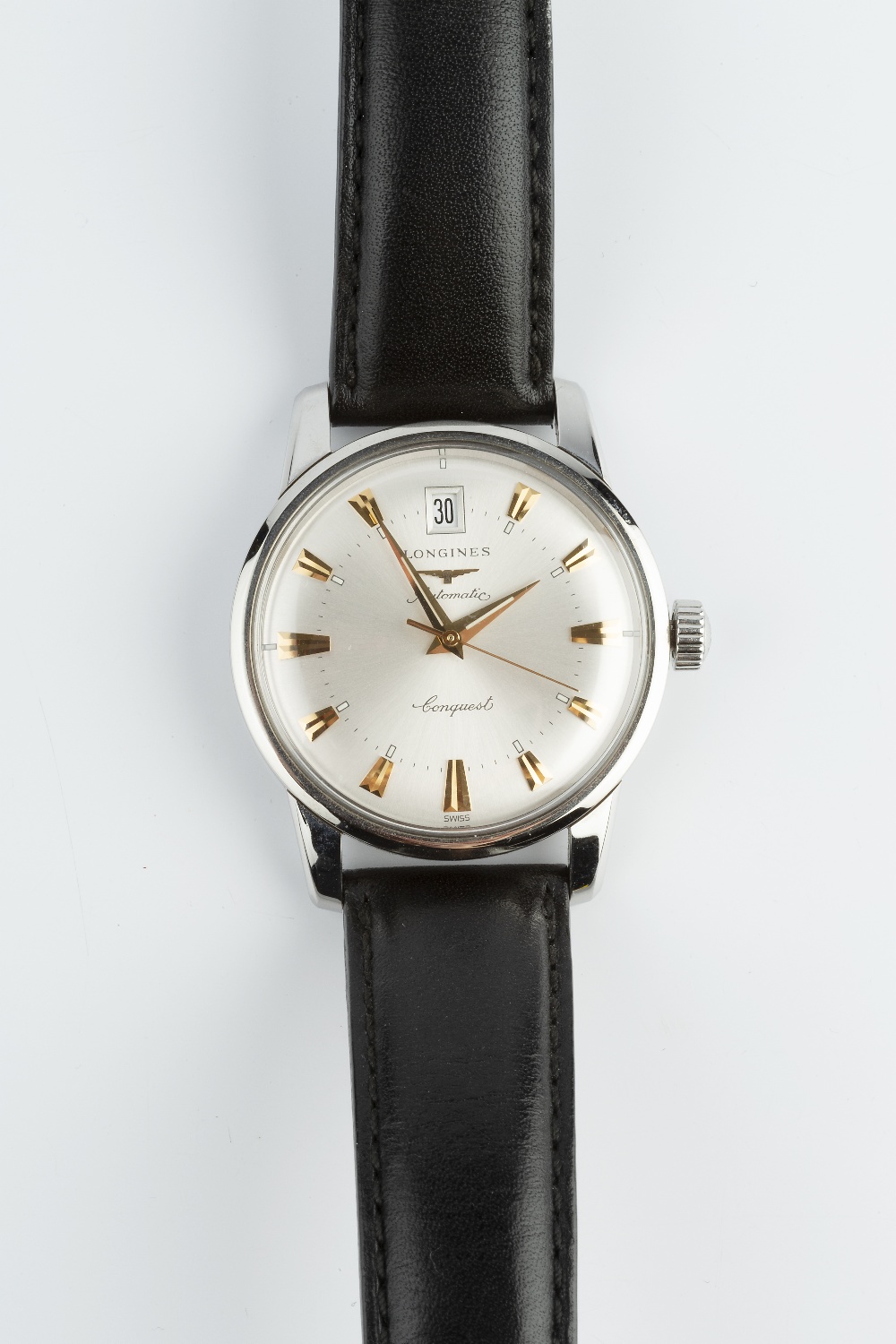 A GENTLEMAN'S 'CONQUEST HERITAGE' AUTOMATIC WRISTWATCH BY LONGINES, the circular silvered dial