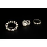 A SMALL COLLECTION OF JEWELLERY, comprising a diamond and cultured pearl crossover ring, white
