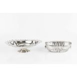 AN EDWARDIAN SILVER FRUIT STAND, of shaped oval design with pierce decorated border and shaped