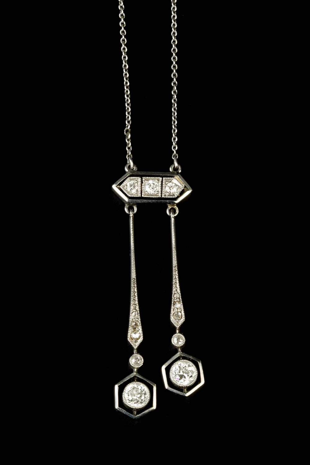 AN EARLY 20TH CENTURY DIAMOND NEGLIGÉE PENDANT NECKLACE, the pierced and millegrained hexagonal