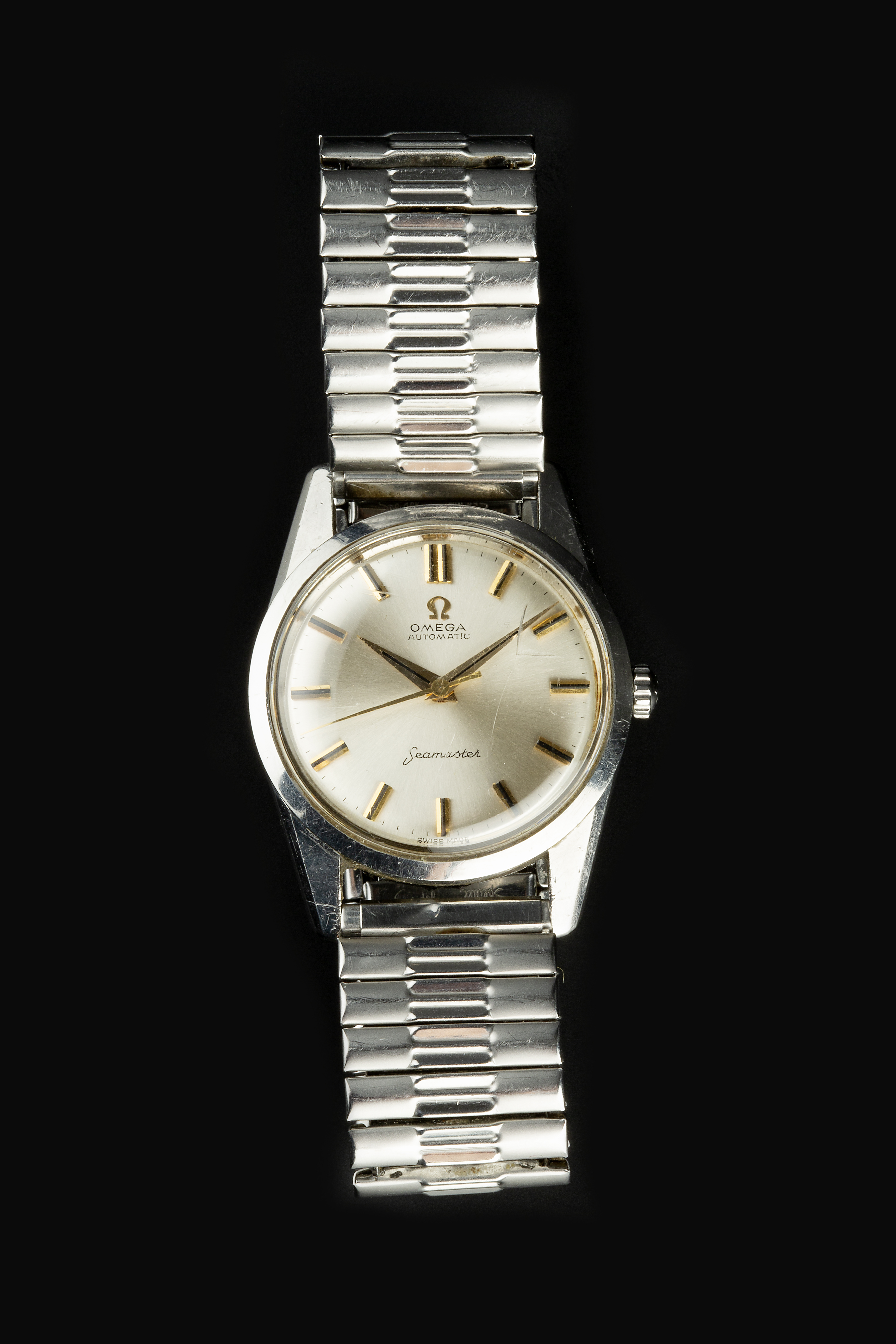 A GENTLEMAN'S STAINLESS STEEL 'SEAMASTER' AUTOMATIC WRISTWATCH BY OMEGA, the circular silvered