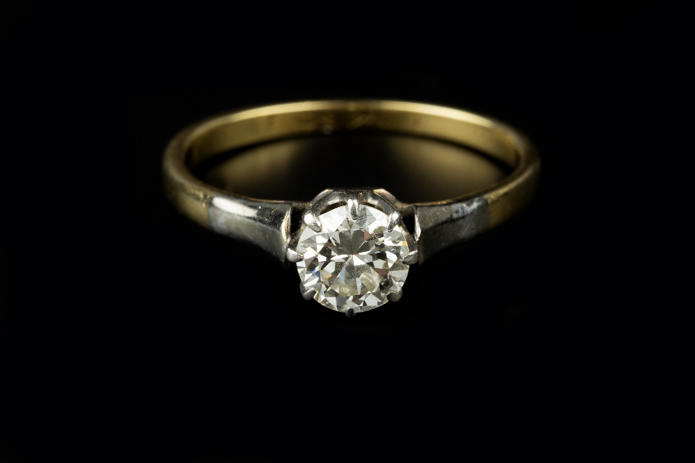 A DIAMOND SINGLE STONE RING, the round brilliant-cut diamond in claw setting, two colour precious