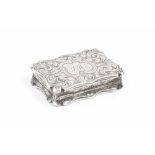 AN EARLY VICTORIAN SILVER VINAIGRETTE, of shaped rectangular outline, the lid engraved with a