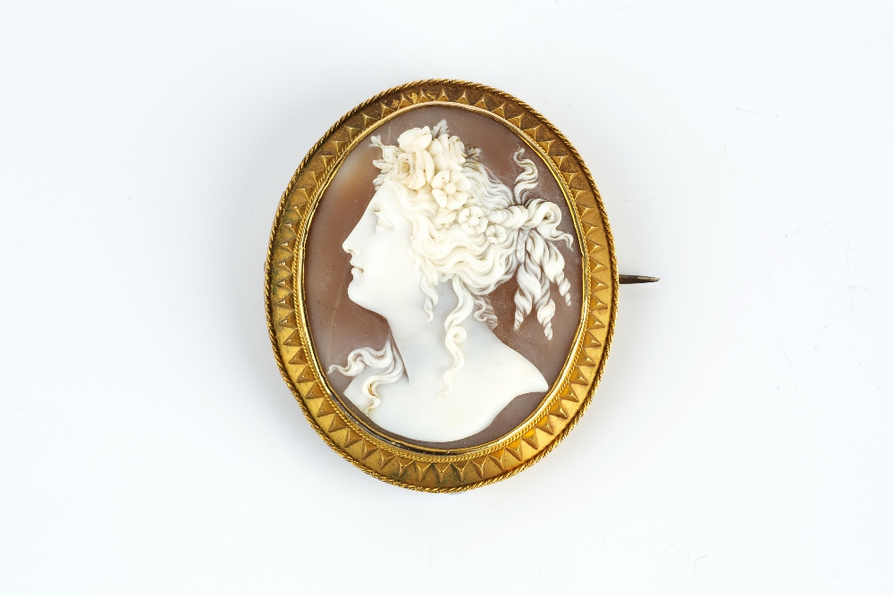 A VICTORIAN SHELL CAMEO PENDANT/BROOCH, the oval shell cameo carved to depict a classical female