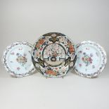 An 18th century Chinese Imari dish, of circular shape, decorated with flowers, 28cm diameter,