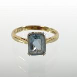 An 18 carat gold aquamarine ring