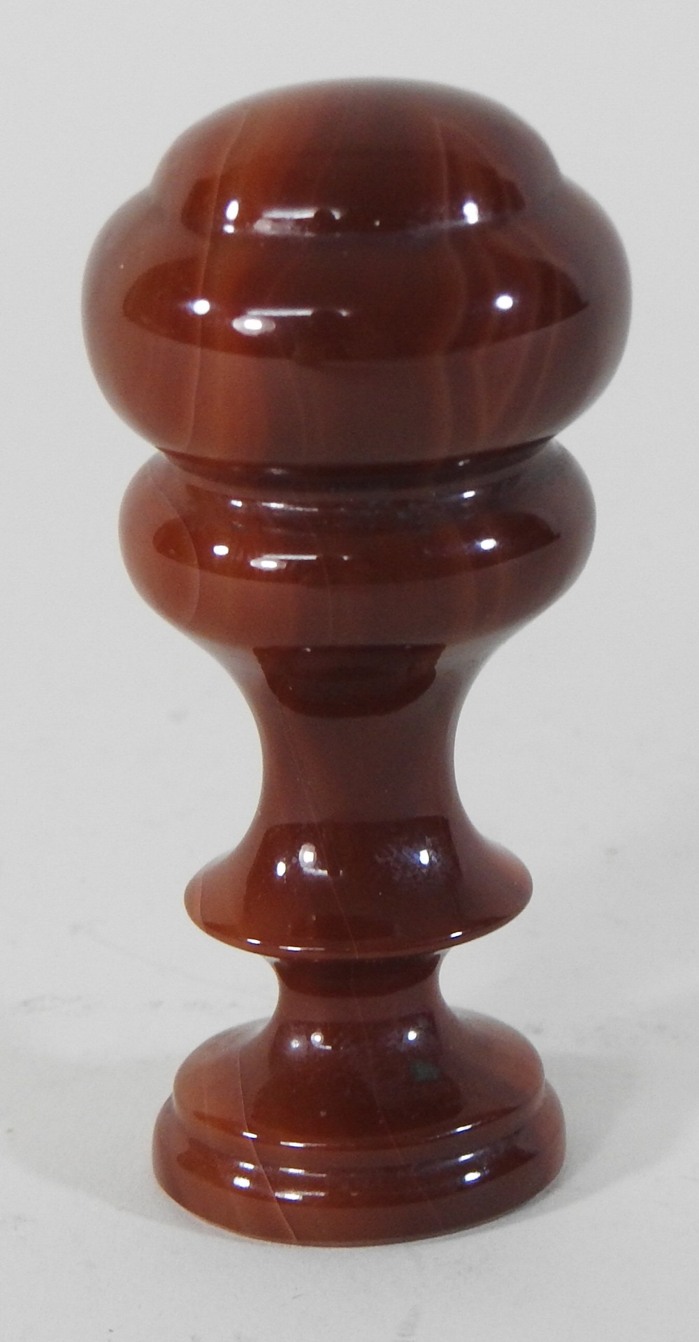 A 19th century carved agate desk wax seal, with a turned handle and intaglio family crest, - Image 2 of 9