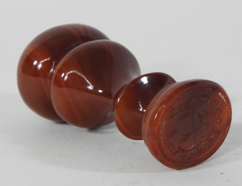 A 19th century carved agate desk wax seal, with a turned handle and intaglio family crest, - Image 3 of 9