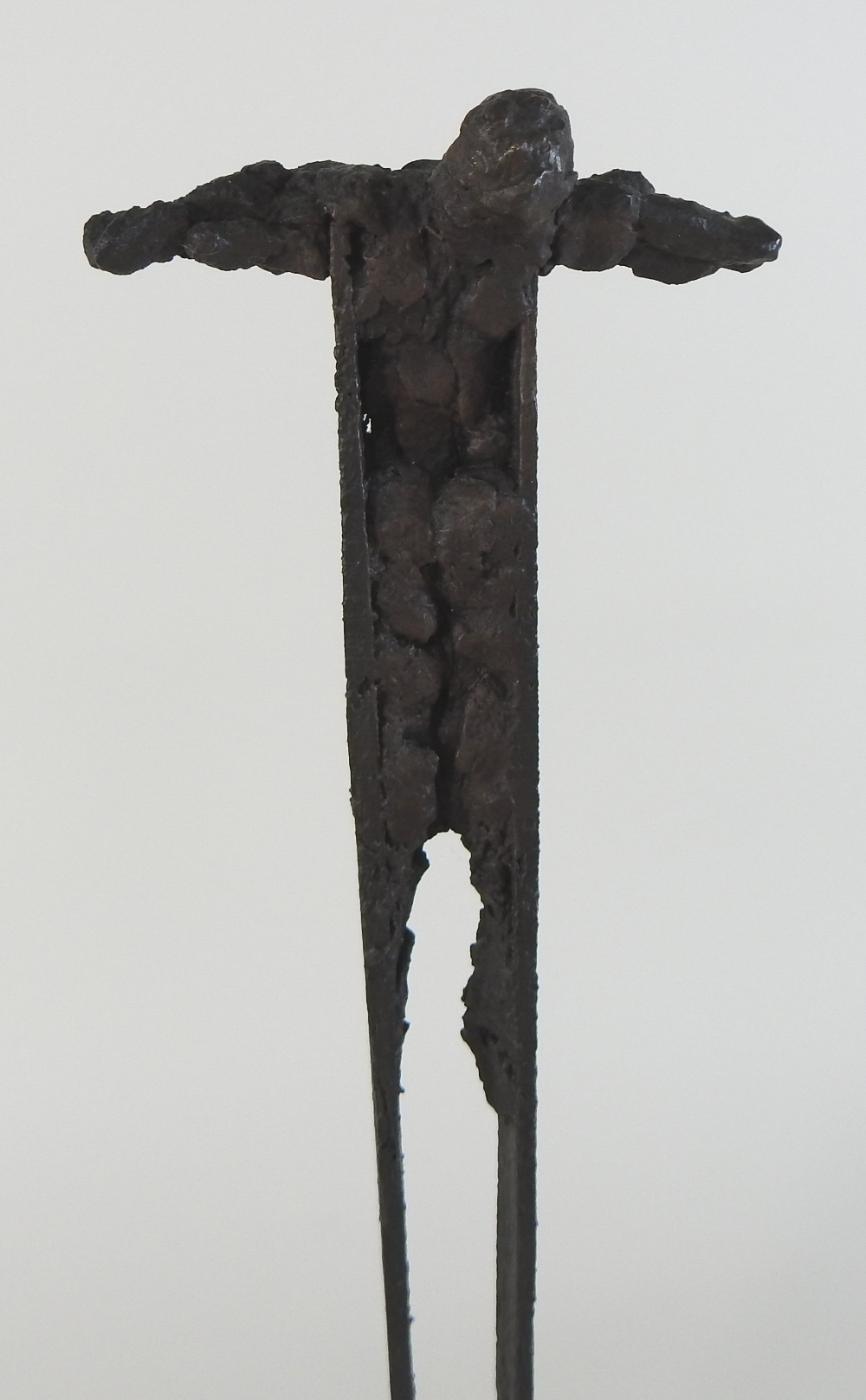 A contemporary iron sculpture, crucifixion, on a marble keystone, - Image 3 of 8