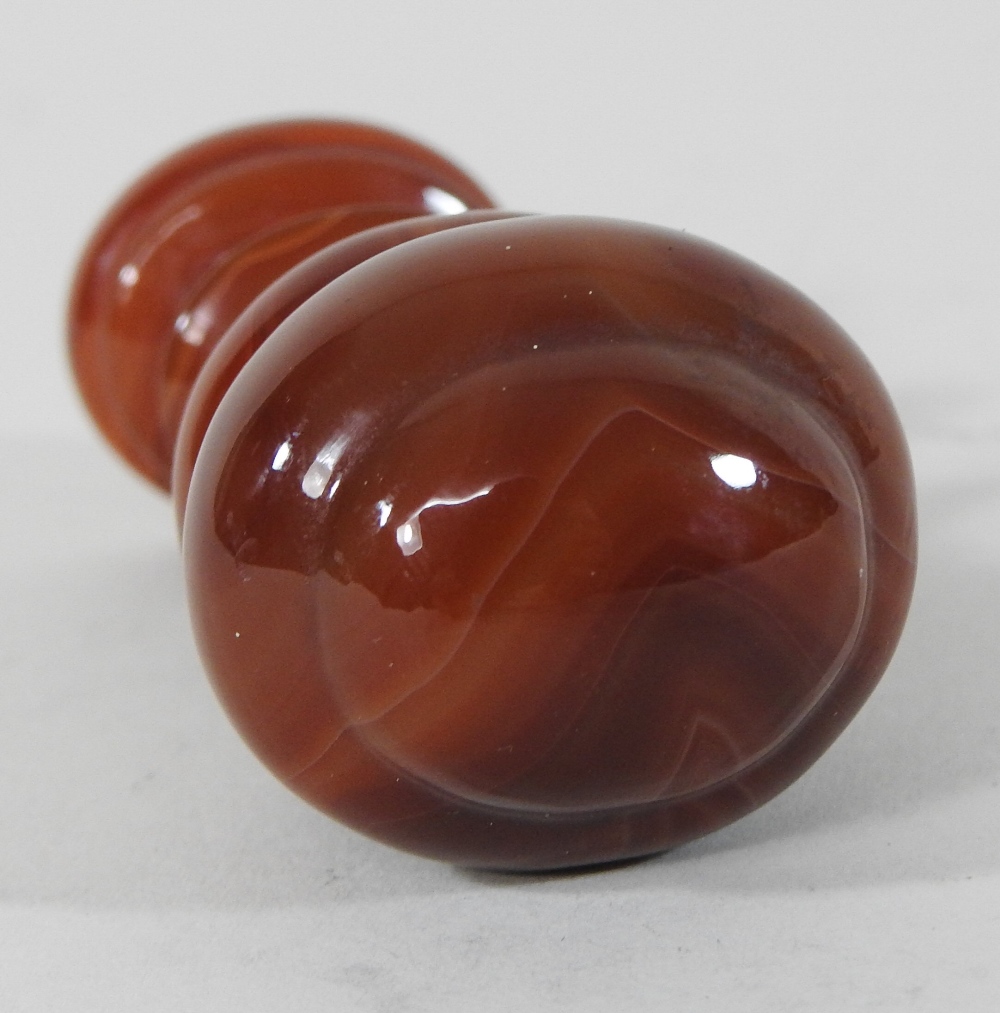 A 19th century carved agate desk wax seal, with a turned handle and intaglio family crest, - Image 4 of 9