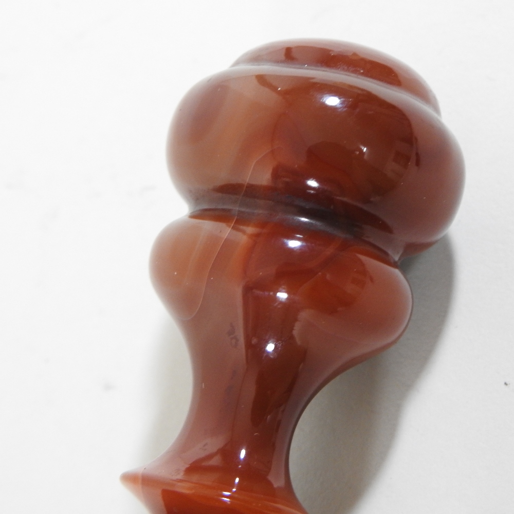 A 19th century carved agate desk wax seal, with a turned handle and intaglio family crest, - Image 9 of 9