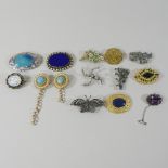 A small collection of costume jewellery brooches