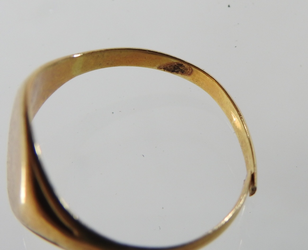 An 18 carat gold gentleman's signet ring - Image 4 of 5