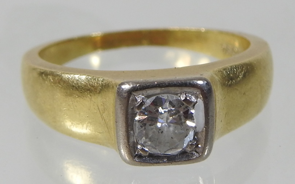 An 18 carat gold gentleman's single stone diamond ring, approximately 0. - Image 4 of 5