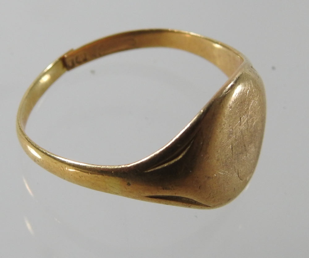 An 18 carat gold gentleman's signet ring - Image 3 of 5