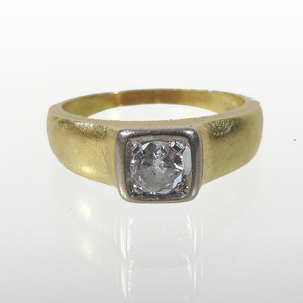 An 18 carat gold gentleman's single stone diamond ring, approximately 0.