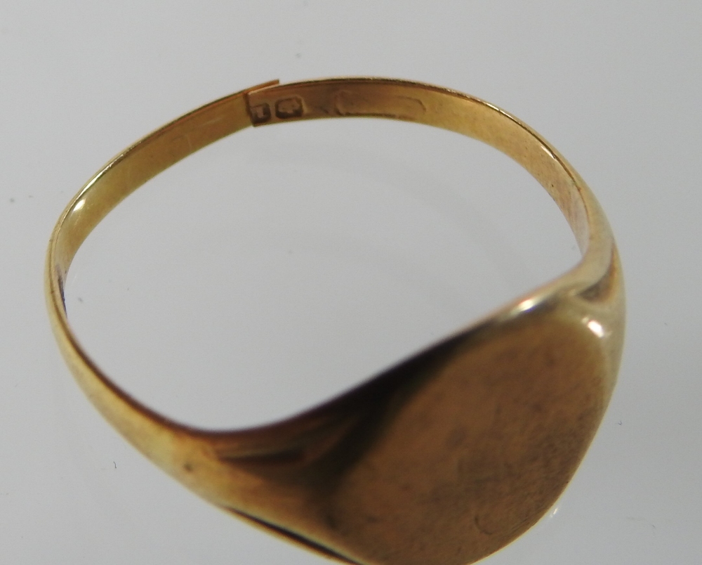 An 18 carat gold gentleman's signet ring - Image 5 of 5