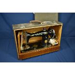 A vintgae cased Singer sewing machine - EH520294
