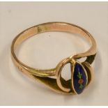 A 14ct gold and enamel Art Nouveau style ring (unmarked, tested)