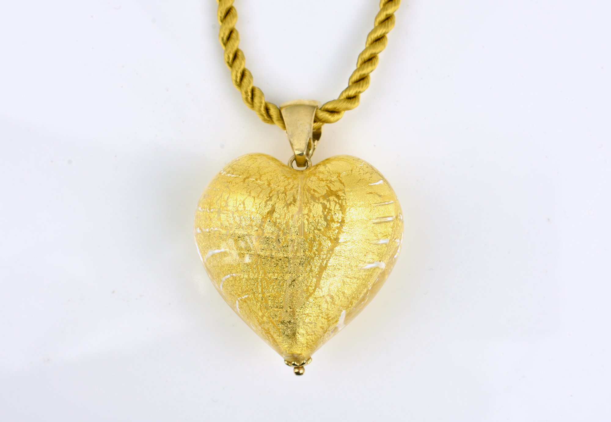 A Murano Gold Jewellery glass and 9ct gold heart pendant, the gold aventurine glass with 9ct gold