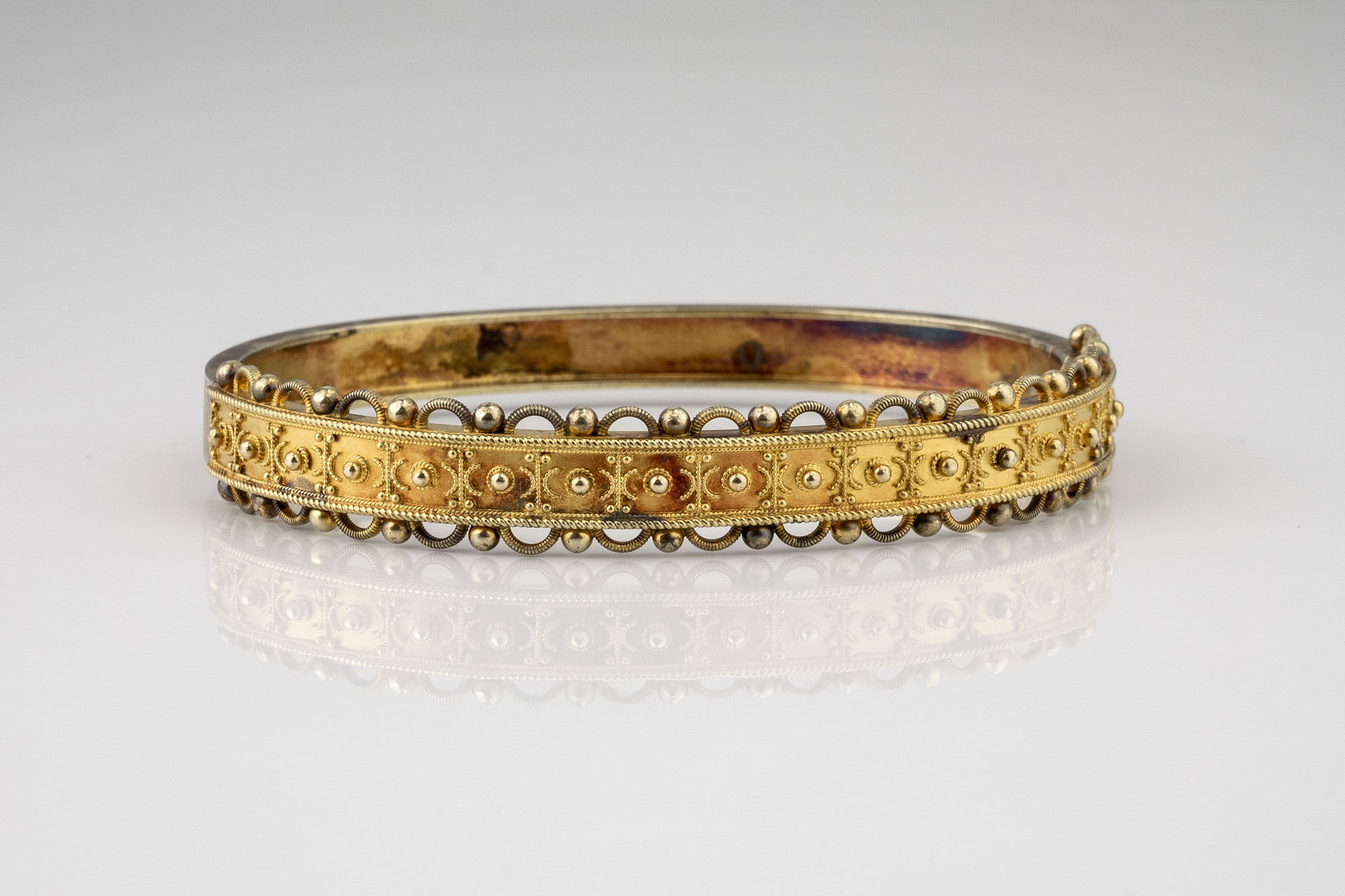 A Victorian 15ct gold bangle, the hinged bangle with beaded and rope twist decoration and conforming