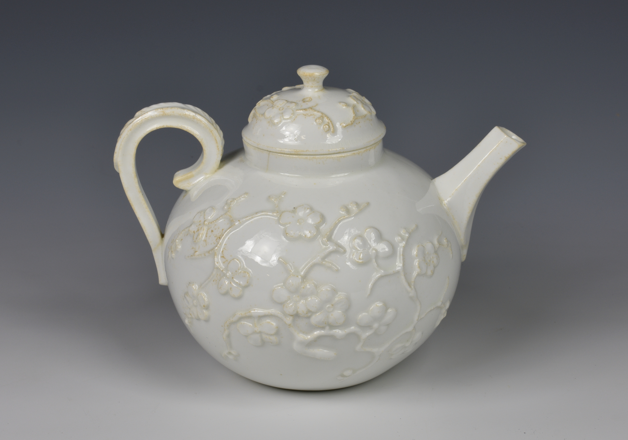 An 18th century porcelain blanc-de-chine teapot possibly Saint-Cloud, c.1740, the globular teapot - Image 2 of 8