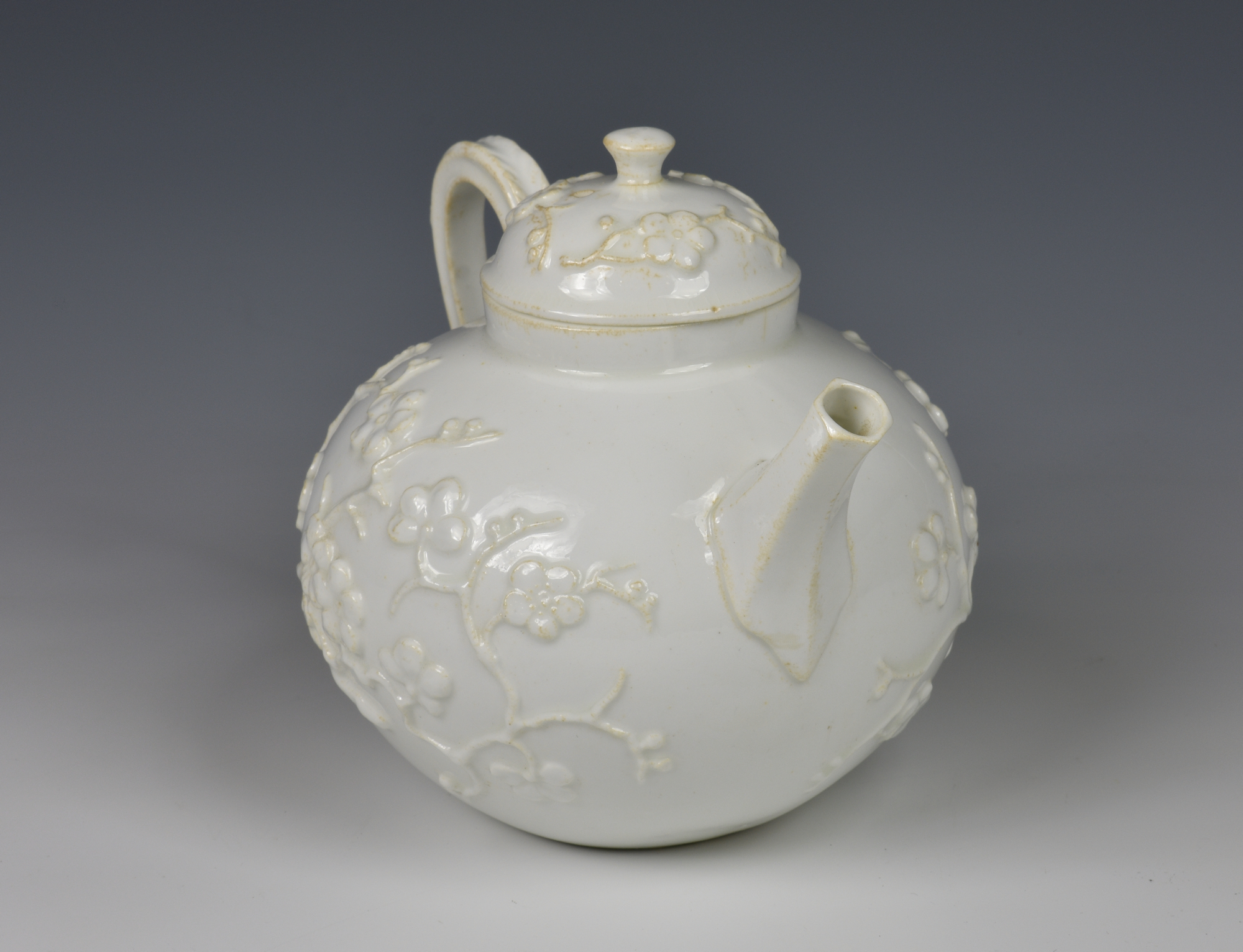 An 18th century porcelain blanc-de-chine teapot possibly Saint-Cloud, c.1740, the globular teapot - Image 3 of 8