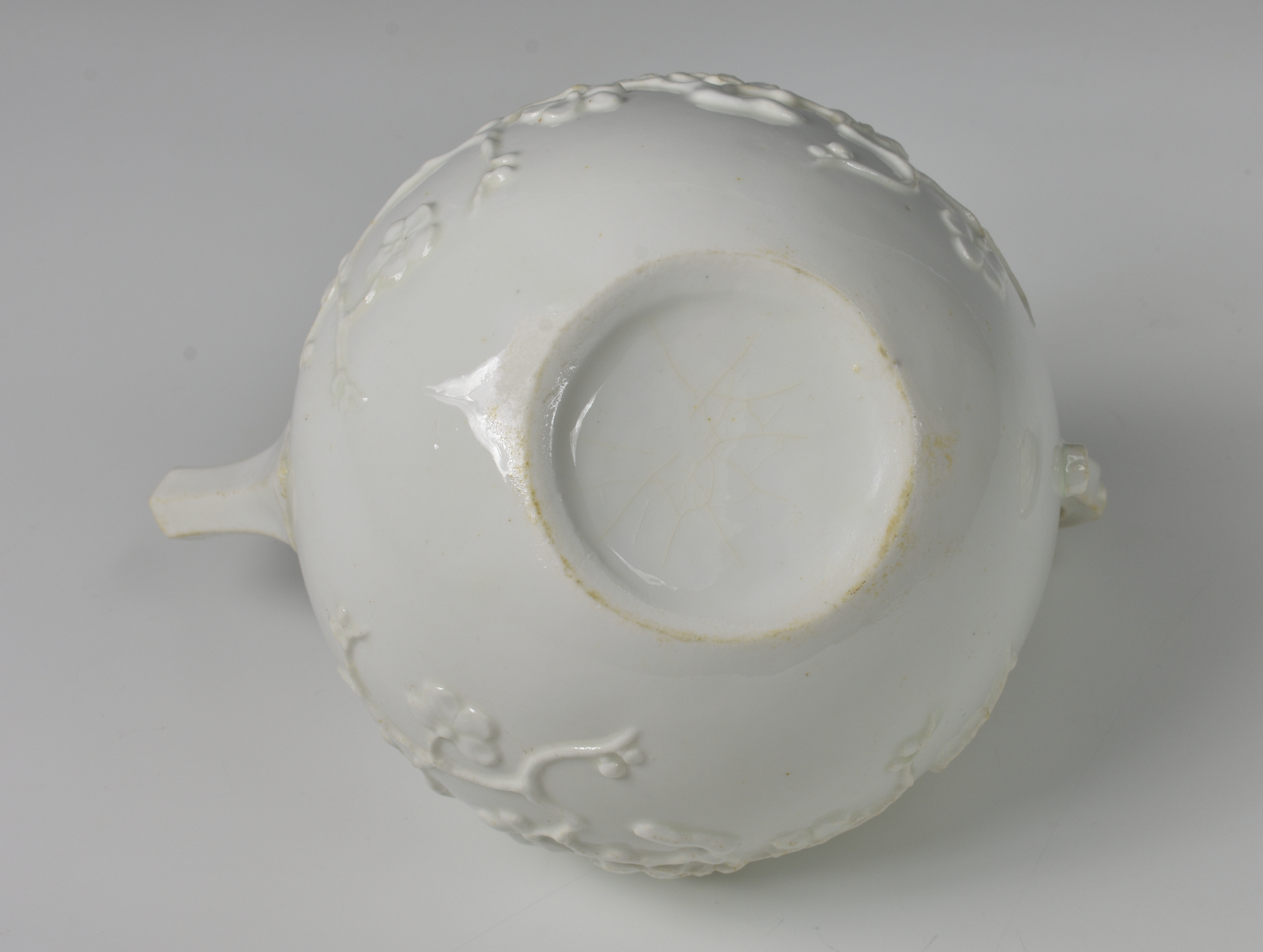 An 18th century porcelain blanc-de-chine teapot possibly Saint-Cloud, c.1740, the globular teapot - Image 5 of 8