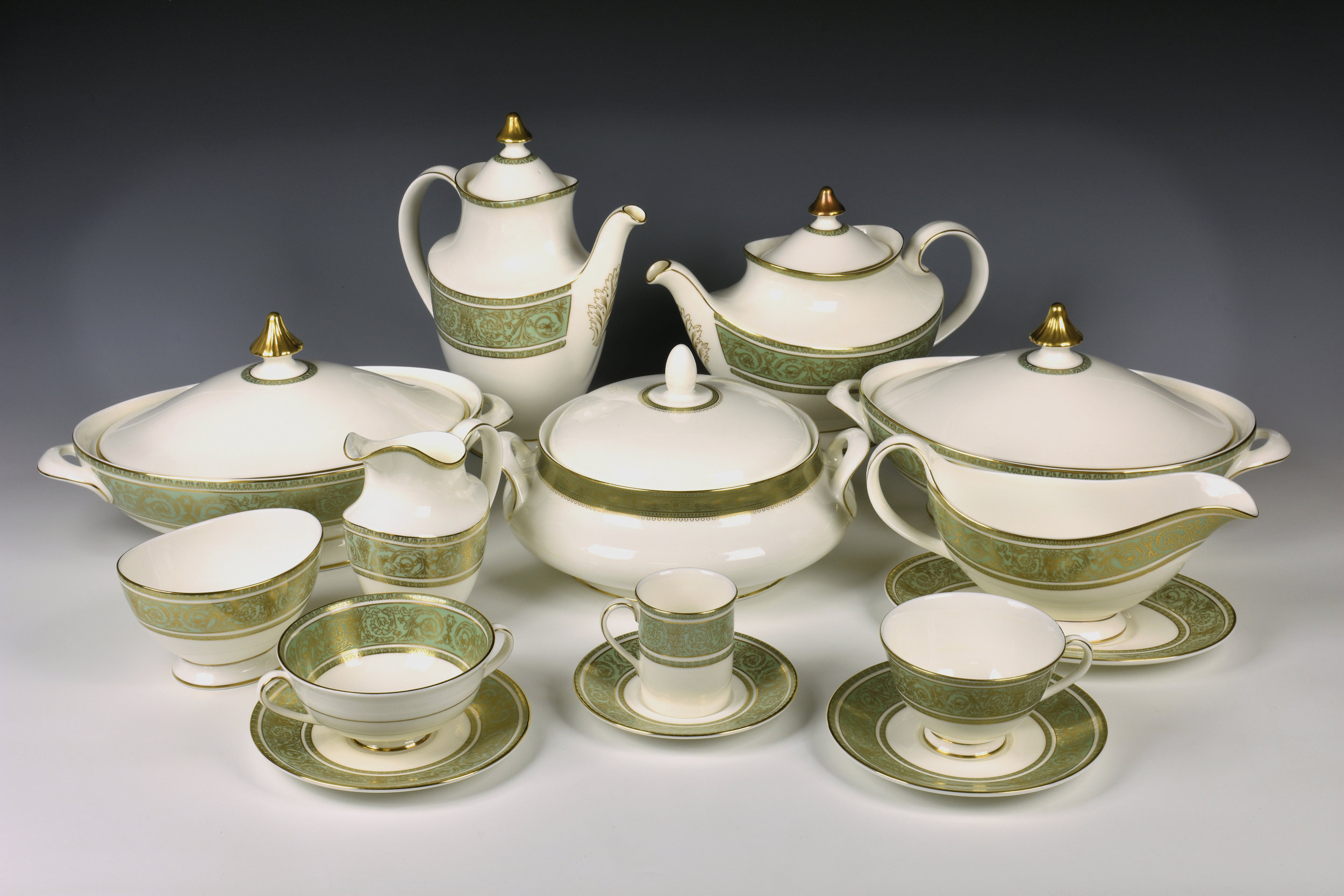 An extensive Royal Doulton English Renaissance pattern dinner service #H4972, comprising a teapot,