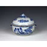 A Chinese blue and white porcelain tureen and cover from The Nanking Cargo Qianlong period, c.