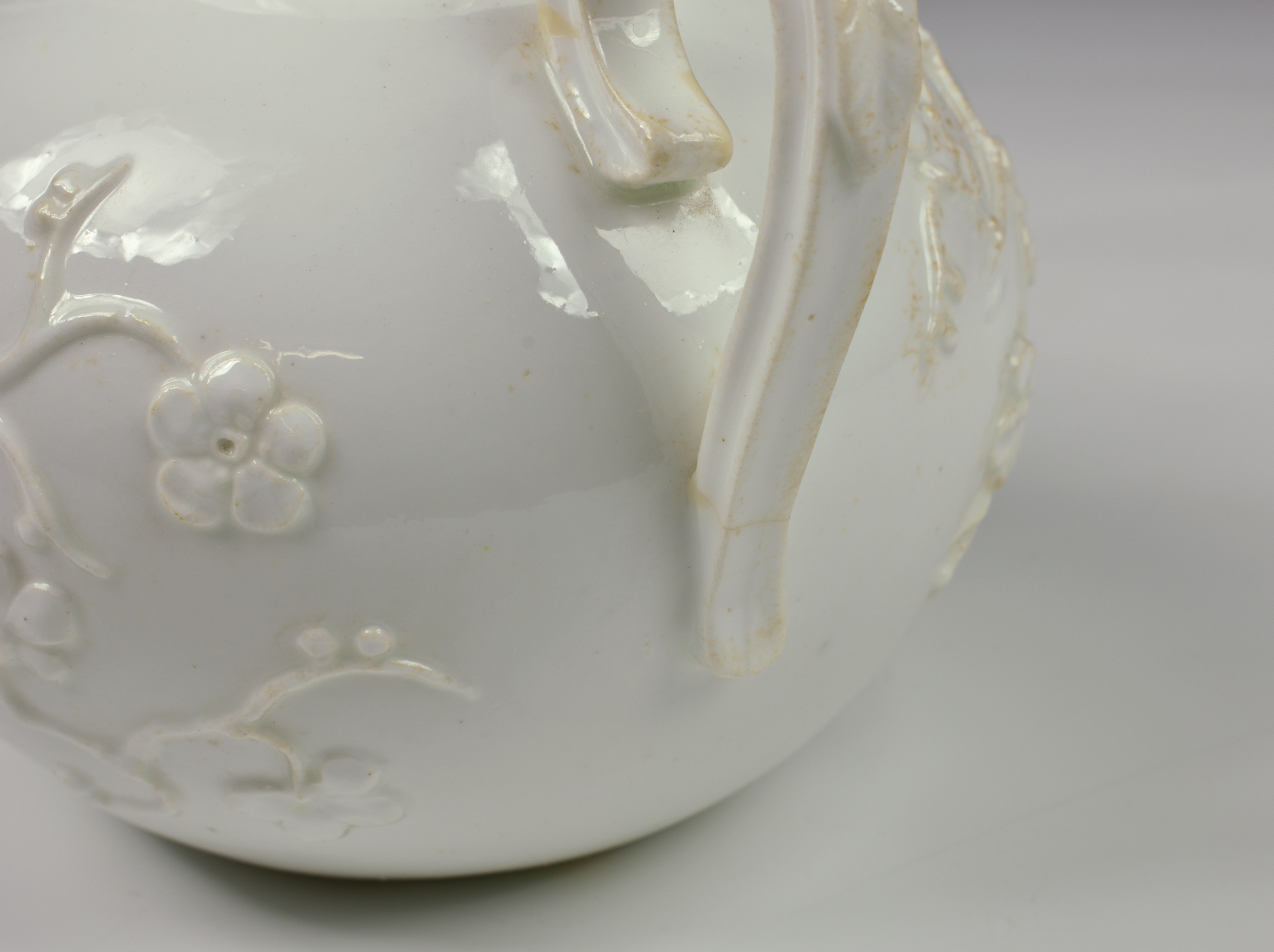 An 18th century porcelain blanc-de-chine teapot possibly Saint-Cloud, c.1740, the globular teapot - Image 8 of 8