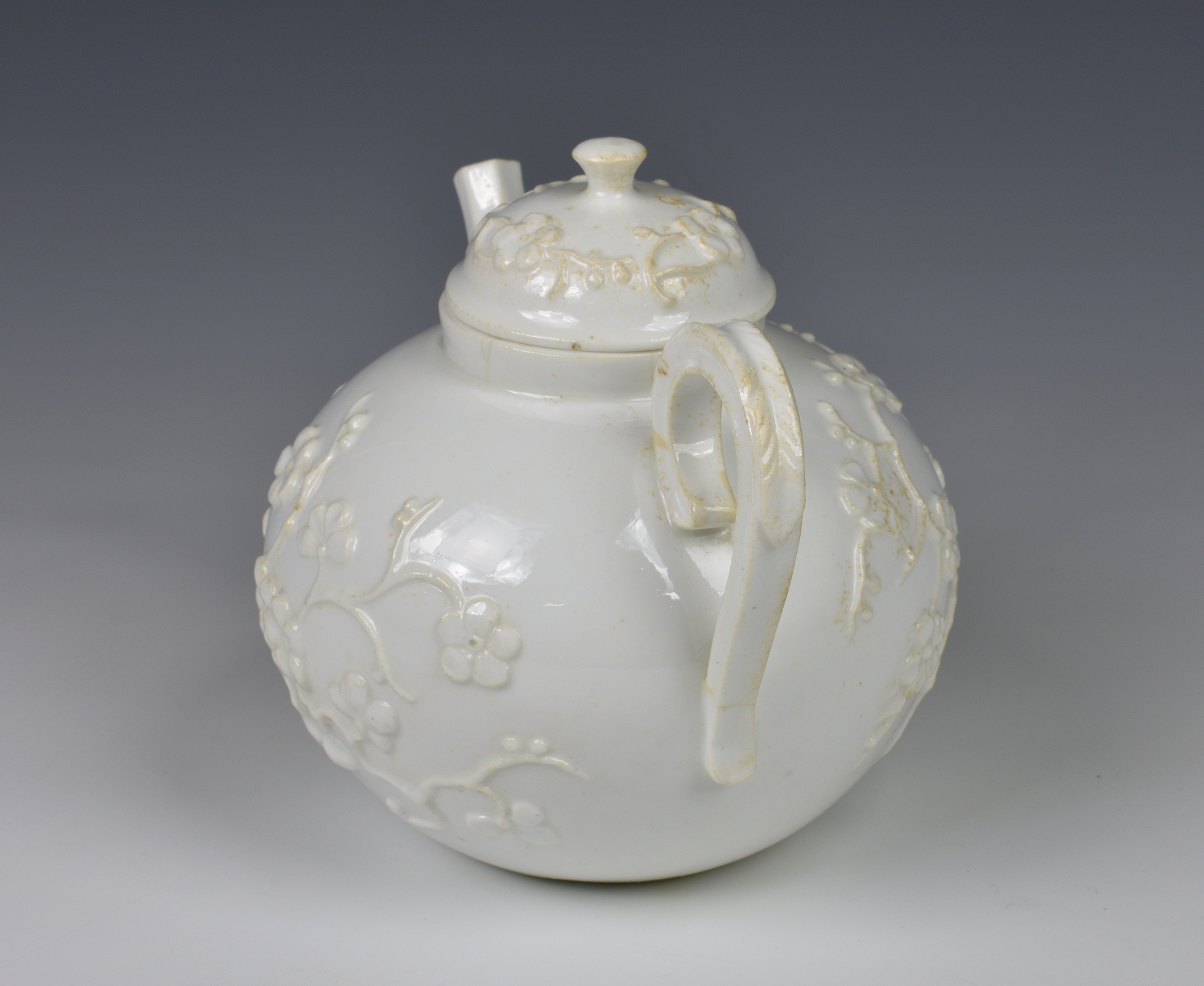 An 18th century porcelain blanc-de-chine teapot possibly Saint-Cloud, c.1740, the globular teapot - Image 4 of 8