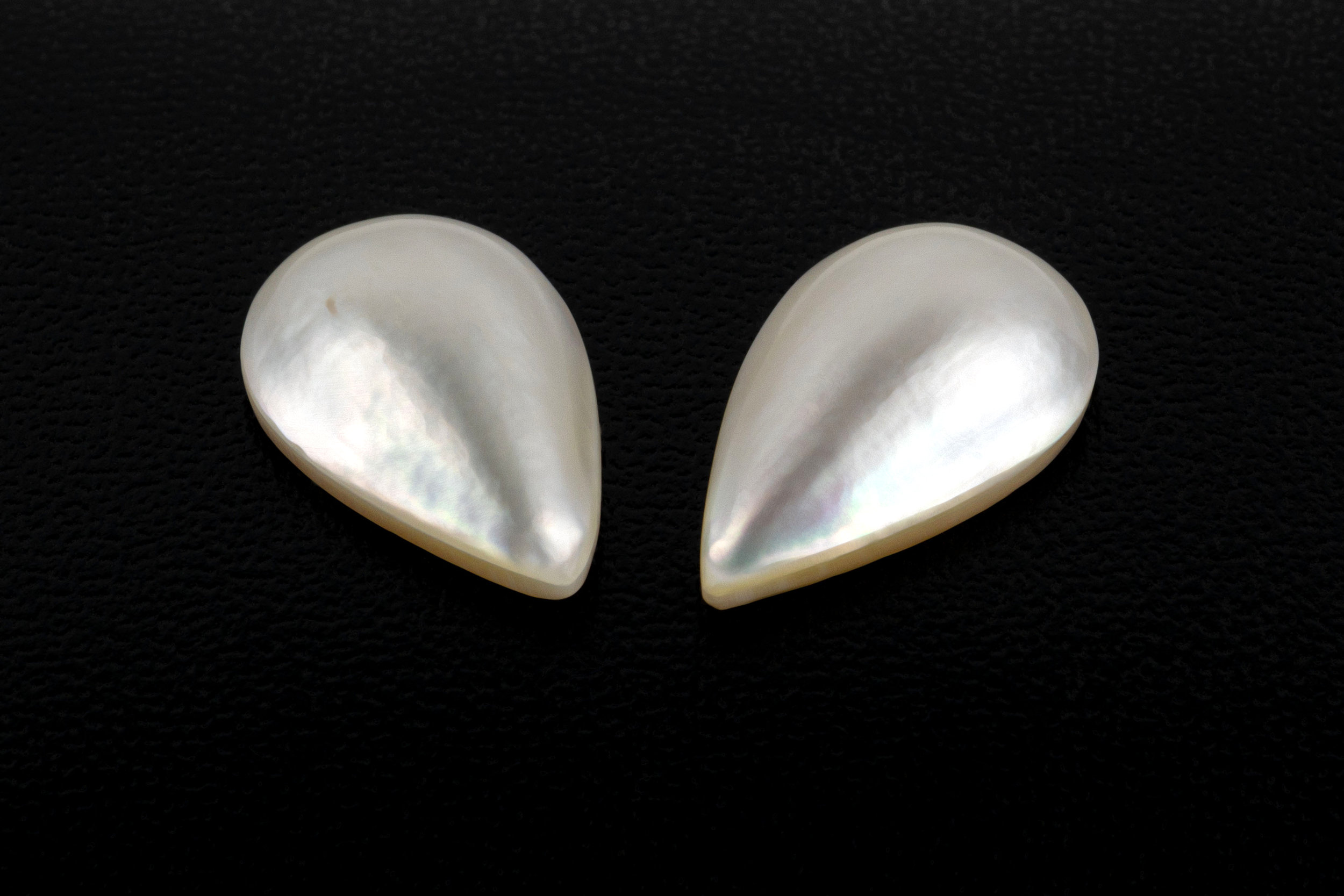 A pair of loose, unmounted Mabé pearls of teardrop shape, 21 x 13mm. (2)