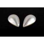 A pair of loose, unmounted Mabé pearls of teardrop shape, 21 x 13mm. (2)