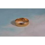 A gent's 18 carat hallmarked gold wedding ring, 8.5 gm, size 'T'