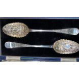 A Georgian pair of hallmarked silver and parcel gilt berry spoons, London 1815, 3 oz