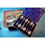 A cased set of 6 silver teaspoons, Sheffield 1900 and an odd silver teaspoon, 2.5oz. and a selection