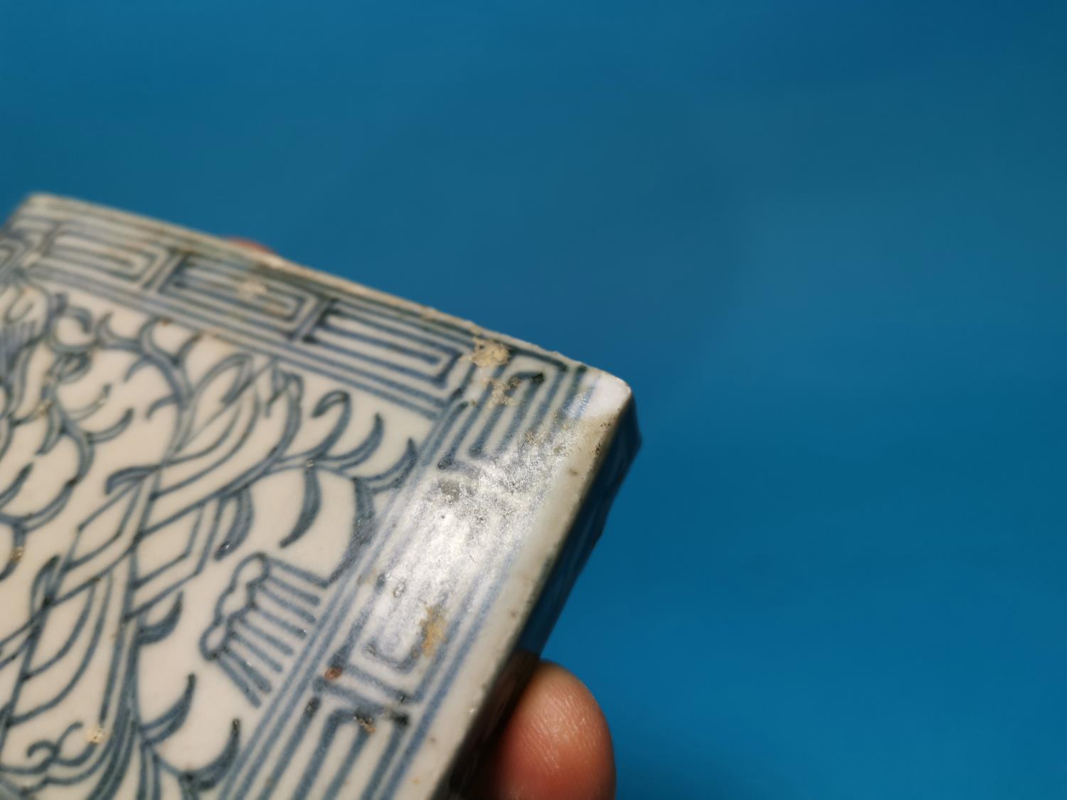 A 19th century Chinese porcelain rectangular box with underglaze blue decoration, with - Image 4 of 4