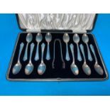 A set of 12 silver teaspoons and tongs, cased, Birmingham 1924