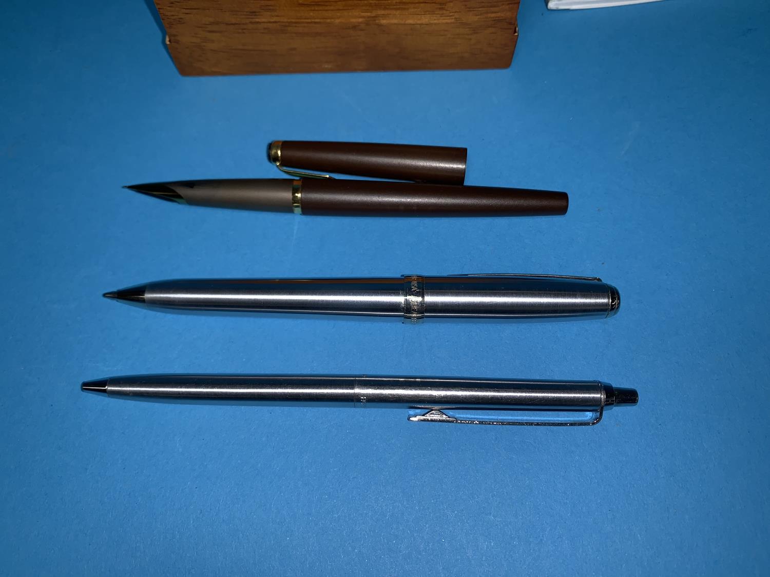 A vintage Parker fountain pen in brown and gilt; a Parker stainless steel ballpoint pent; a - Image 2 of 3