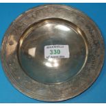 A hallmarked silver circular dish with inscription from Yehudi Menuhin, London 1963, 6 oz