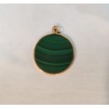 A malachite disc pendant in 9 ct gold mount, London 1976, diameter 4.7 cm