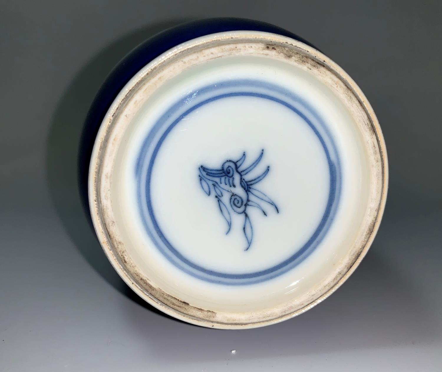 A Chinese Kangxi rouleau shaped blue and white vase, the reserve panels decorated with a landscape - Image 2 of 4