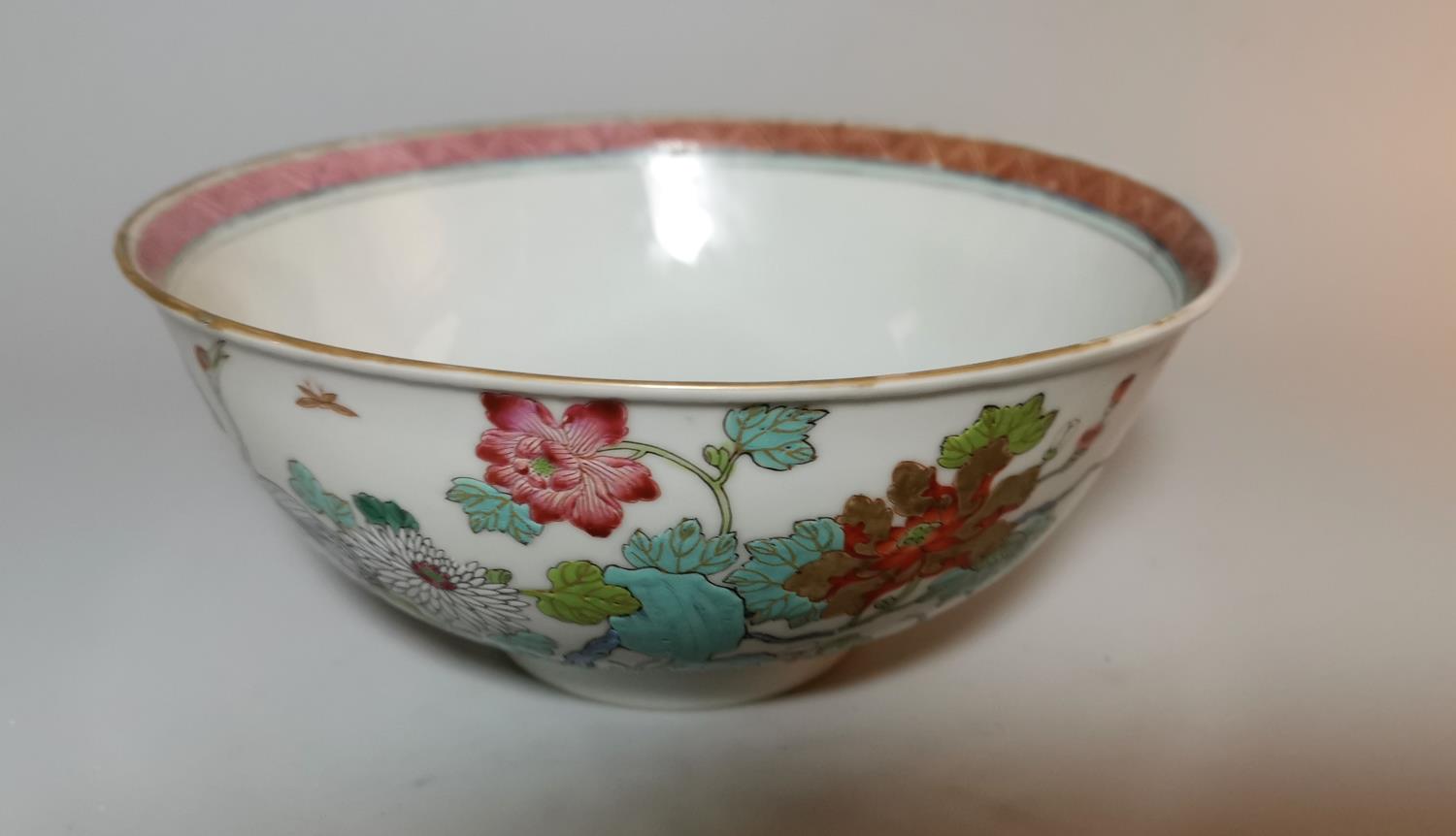 A late 19th/early 20th century Chinese porcelain bowl decorated with exotic birds and plants in - Image 2 of 2