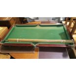 An early 20th century small table top snooker table with slated bed, scoreboard; balls; cues; etc.