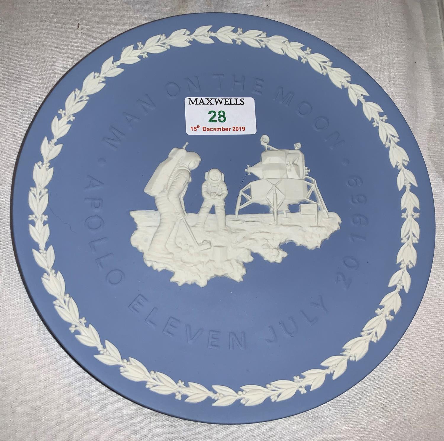 A Wedgwood commemorative plate "Man on the Moon", in blue jasperware, 21 cm