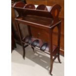 An Edwardian mahogany occasional table/bookshelf of 2 tiers, in the Sheraton style