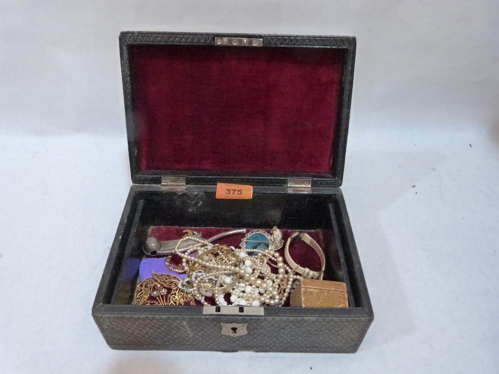 A quantity of jewellery in a leather box